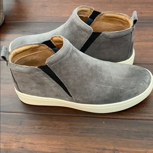 Flat ankle heigh shoes. Never worn.